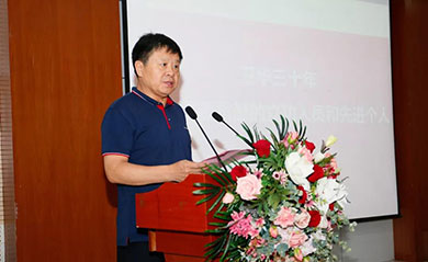 El fundador del grupo Han Xianbao pronunció un discurso